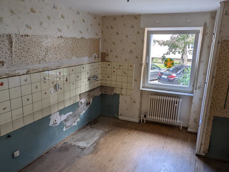 Entrümpelung in Wiesbaden einer Küche nachher. Es ist nur ein leerer Raum zu sehen.