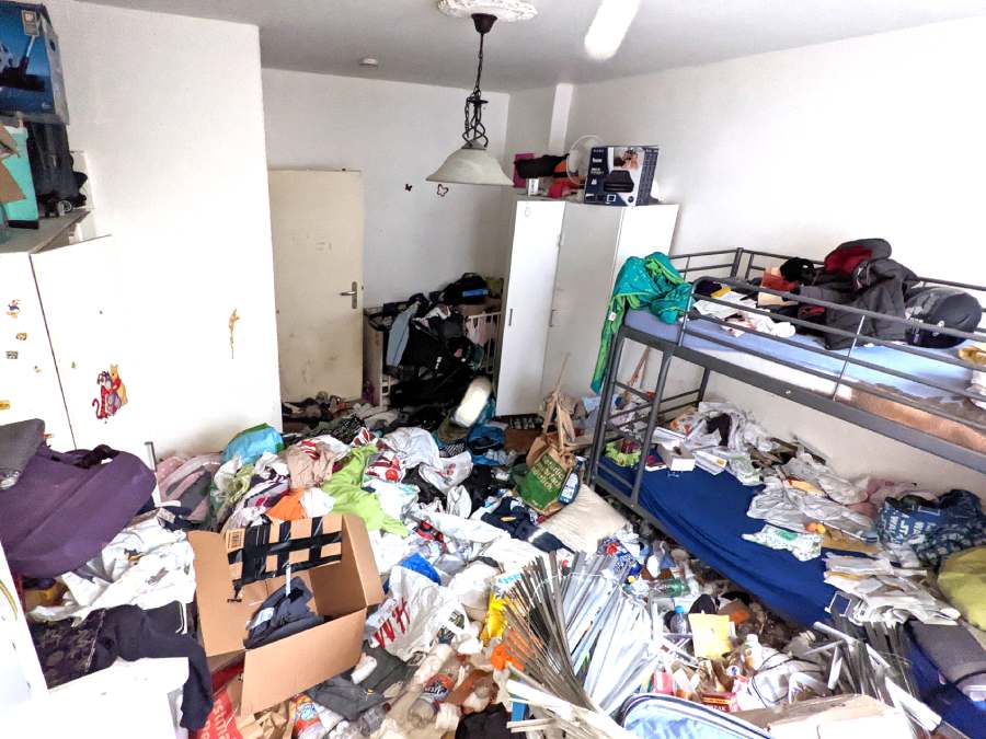 Entrümpelung in Mainz Vorher: Ein total unaufgeräumtes Kinderzimmer in einem Messie-Haushalt