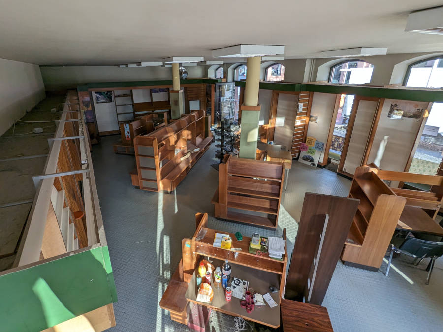 Betriebsauflösung in Mainz vorher: Ein vollgestelltes Ladenlokal ist zu sehen.