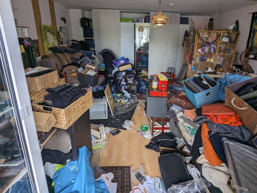 Entruempelung in Alzey: Ein vollgestellter Raum ist zu sehen