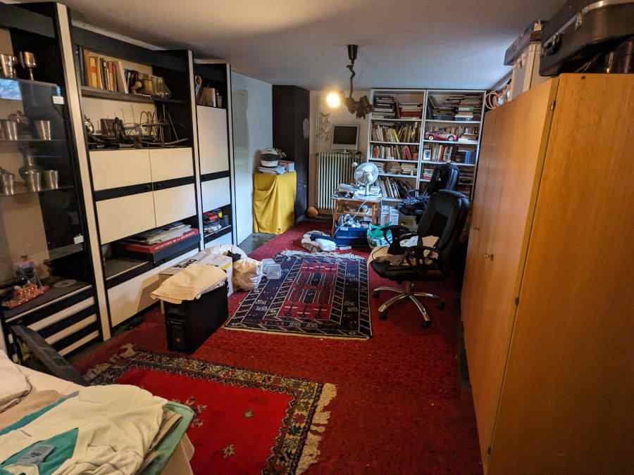 Entrümpelung in Bad Kreuznach nachher: Es ist ein Arbeirszimmer mit Schränken, Büchern und Bürostuhl zu sehen.