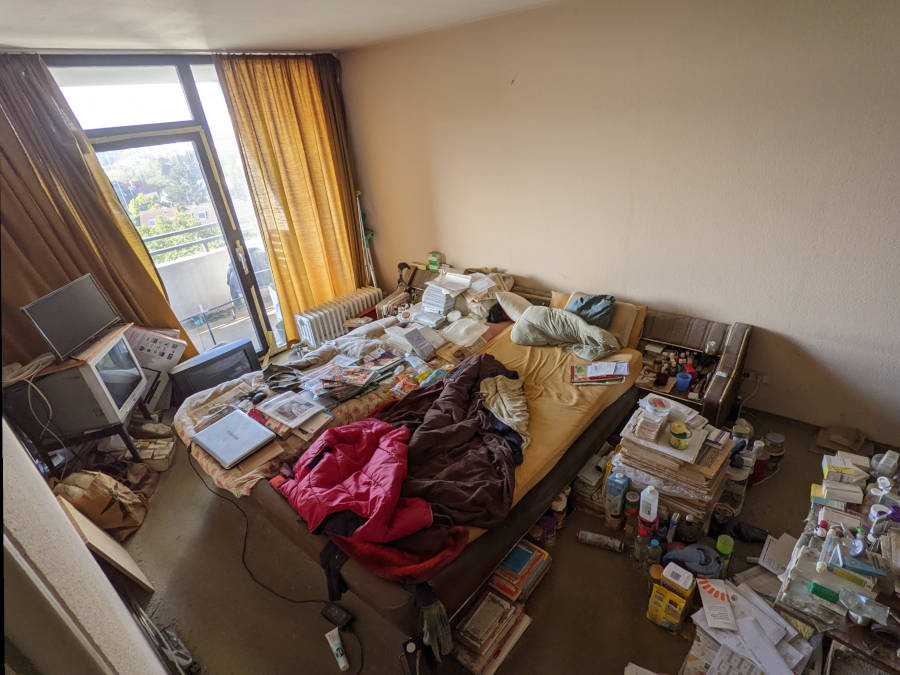 Entrümpelung Bad Kreuznach vorher: Ein vollgestelltes und unordentliches Schlafzimmer ist zu sehen.