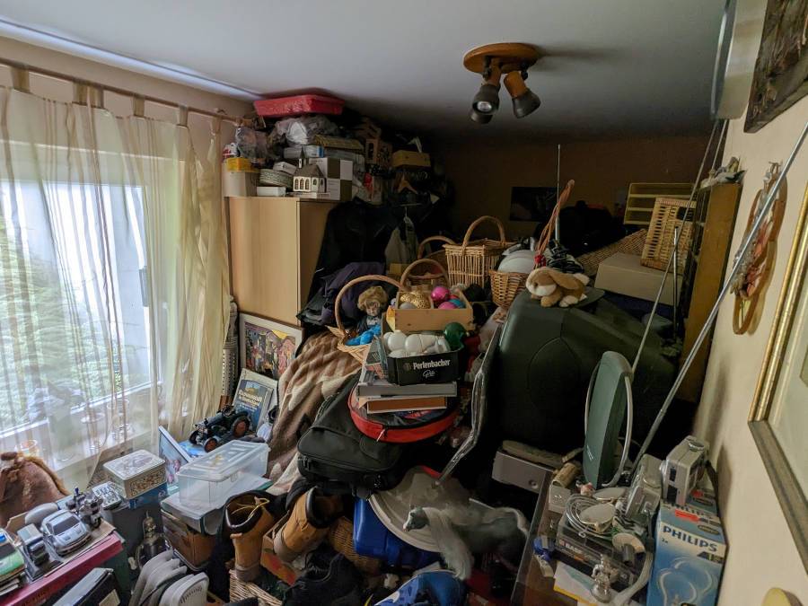 Entrümpelung in Bingen vorher: Eine vollgestellte Messie-Wohnung ist zu sehen.