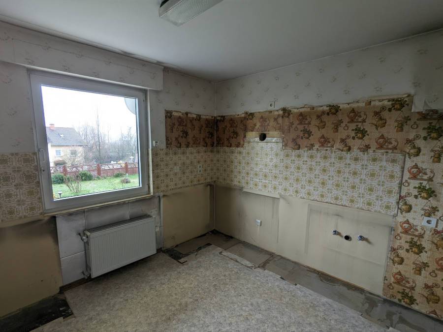 Entrümpelung in Bingen nachher: Es ist ein leerer Küchenraum zu sehen. Nur die Kacheln an der Wand erinnern daran, dass hier mal eine Küche stand.