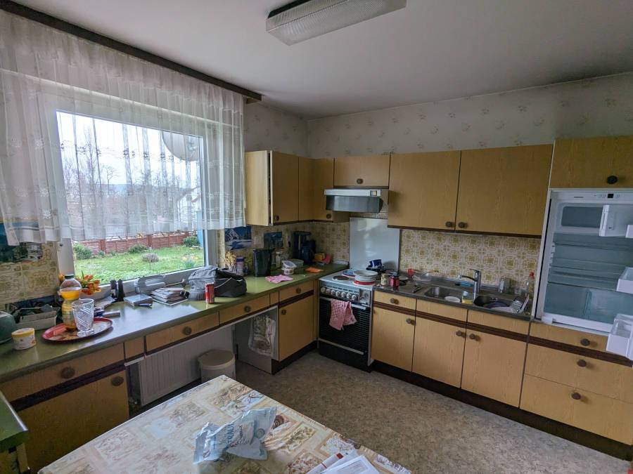 Entrümpelung in Bingen vorher: Es ist eine alte Küche zu sehen.