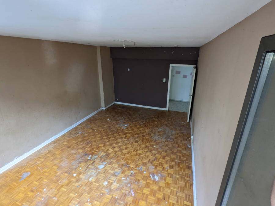 Entruempelung in Darmstadt nachher: Ein besenreiner Raum ist zu sehen.