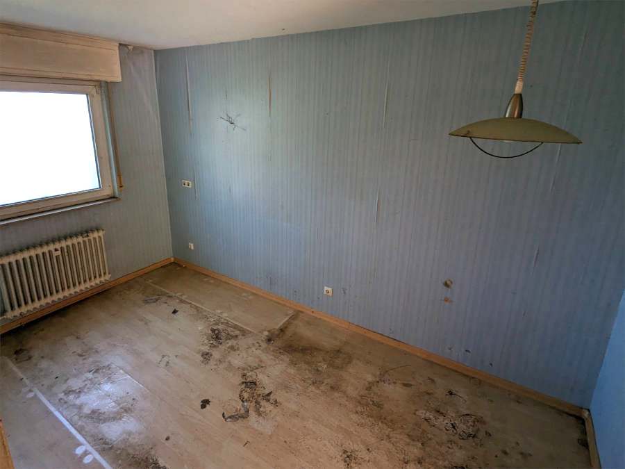 Entrümpelung in Frankfurt: Ein leerer Raum ist zu sehen, der Boden ist besenrein sauber.