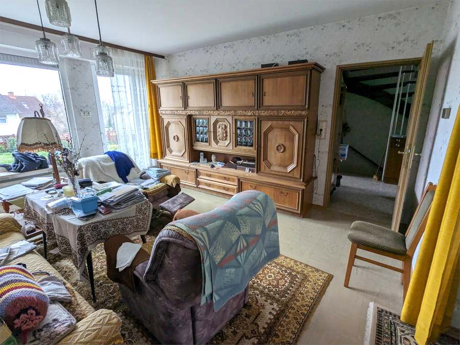 Entrümpelung in Frankfurt: Es ist ein voll eingerichtetes Wohnzimmer mit altbackenen Möbeln zu sehen.