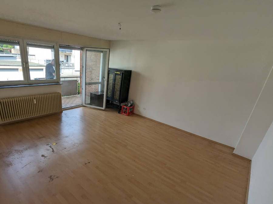 Entrümpelung Ingelheim nachher: Es ist ein leeres besenreiner und leerer Wohnzimmer zu sehen.