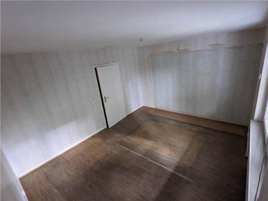 Entrümpelung in Ingelheim: Es ist ein leeres Schlafzimmer zu sehen.