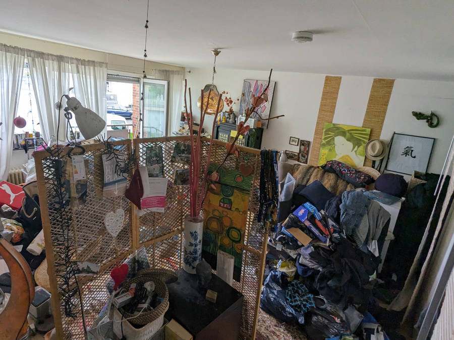 Entrümpelung in Ingelheim: Es ist ein vollgestelltes Wohnzimmer zu sehen.