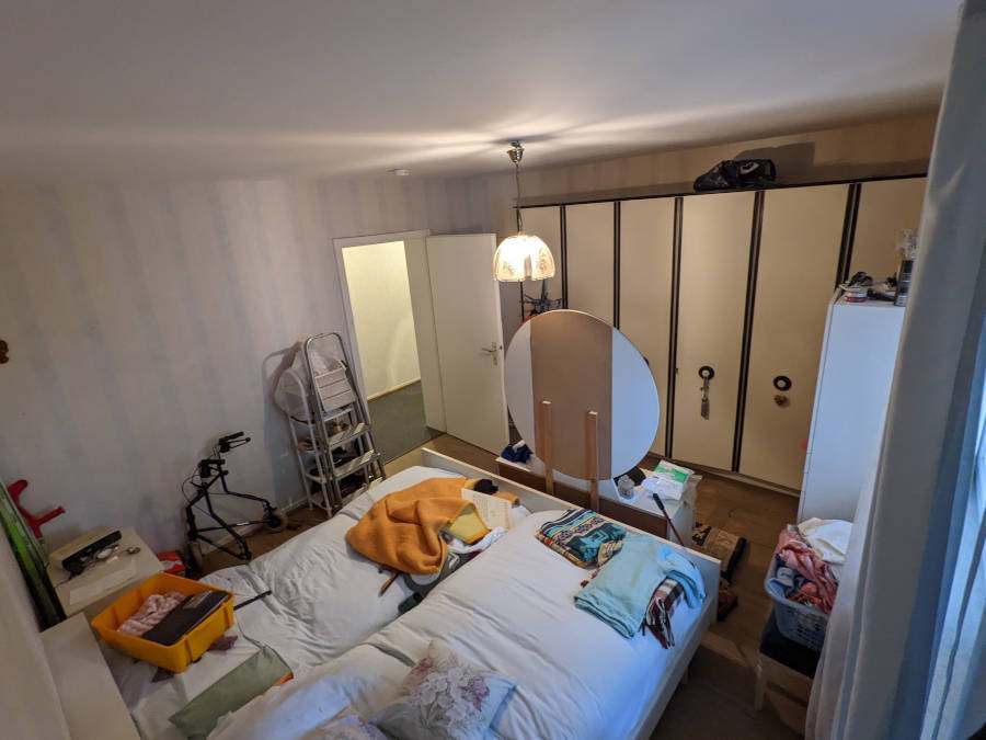 Entrümpelung in Ingelheim: Es ist ein Schlafzimmer mit allen Möbeln zu sehen.