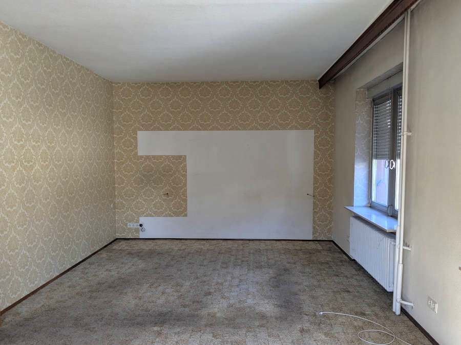 Ein leeres Wohnzimmer ist nach einer Entrümpelung in Offenbach zu sehen.