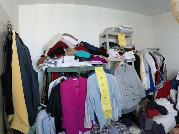 Entrümpelung in Offenbach: Eine vollgestellte Abstellkammer ist zu sehen.