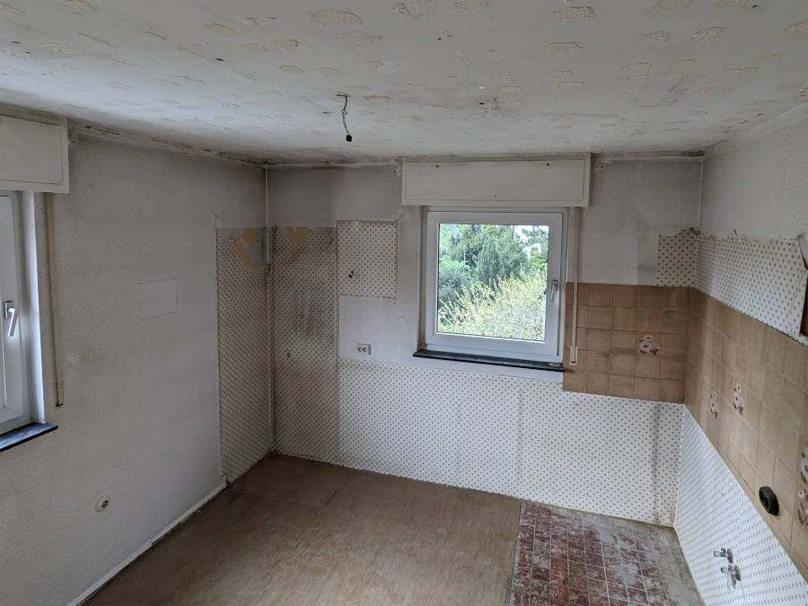 Entrümpelung in Rüsselsheim: Es ist eine leer geräumte Küche im besenreinen Zustand zu sehen.