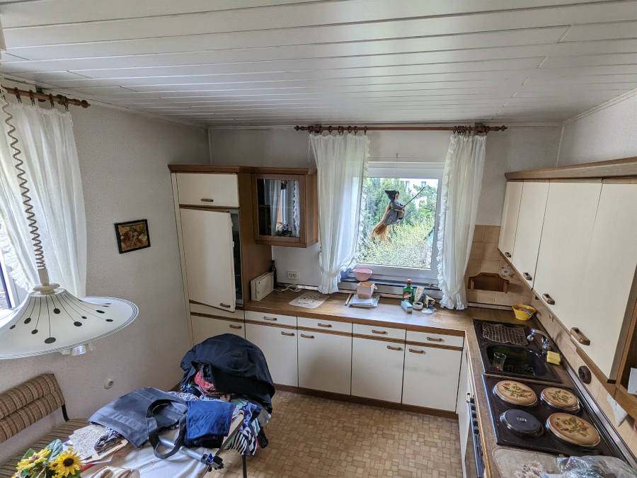 Entrümpelung in Rüsselsheim vorher: Es ist eine vollgestellte Küche zu sehen.