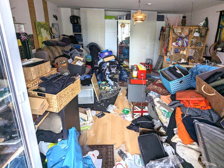 Entrümpelung in Rüsselsheim: Es ist ein extrem vollgestelltes Wohnzimmer zu sehen.