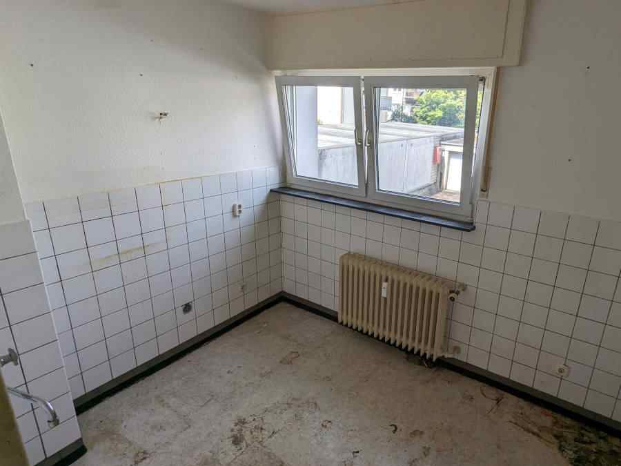 Entrümpelung in Worms: Es ist ein besenreiner Raum zu sehen. Die Kacheln an der Wand erinnern daran, dass hier zuvor eine Küche stand.