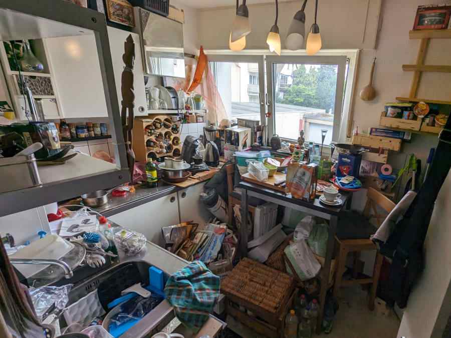 Entrümpelung in Worms nachher: Eine Messie-Küche ist zu sehen.
