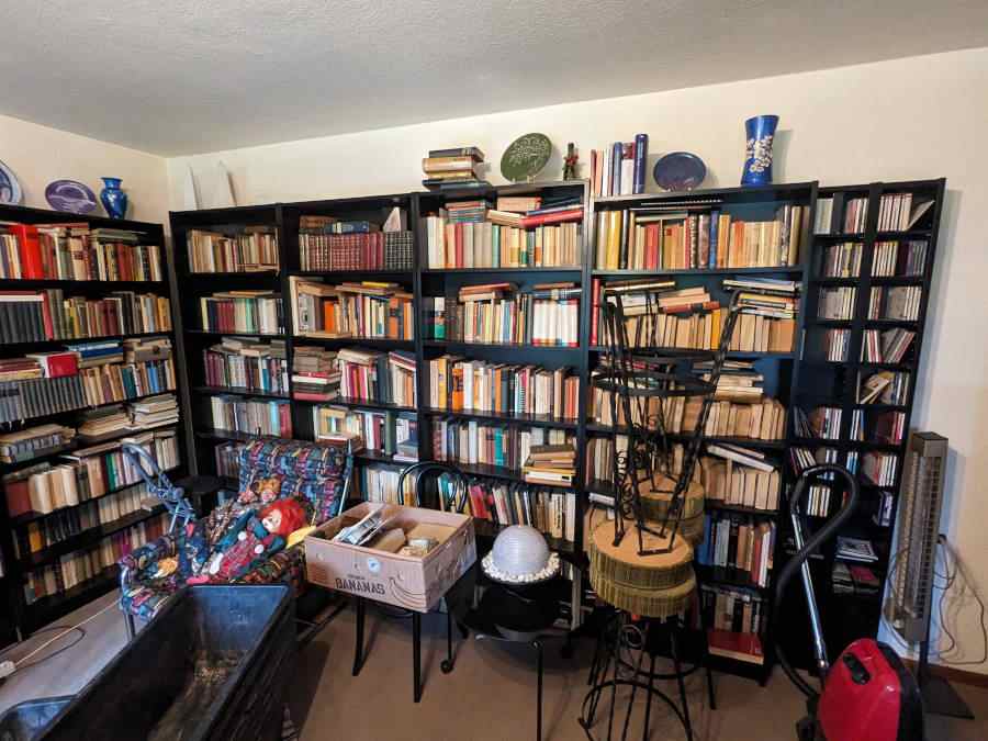 Entrümpelung in Worms: Man sieht einen Raum mit Bücherregalen.