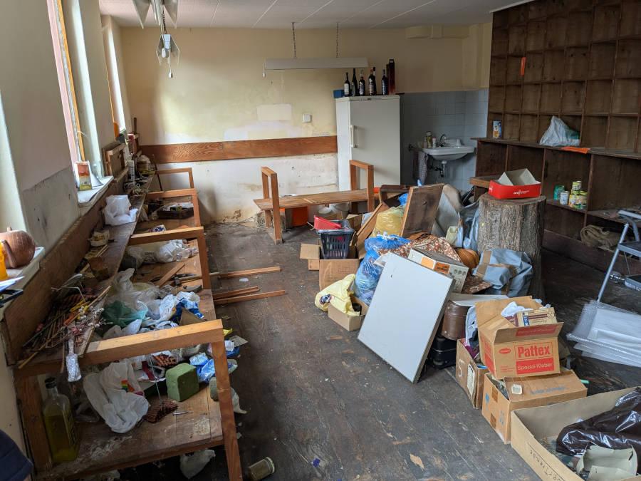 Betriebsauflösung in Alzey vorher: Eine vollgestellte Werkstatt ist zu sehen.