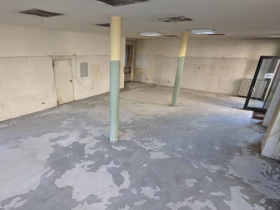 betriebsauflösung Alzey nachher: Nach der Entrümpelung ist ein leeres Ladenlokal zu sehen.