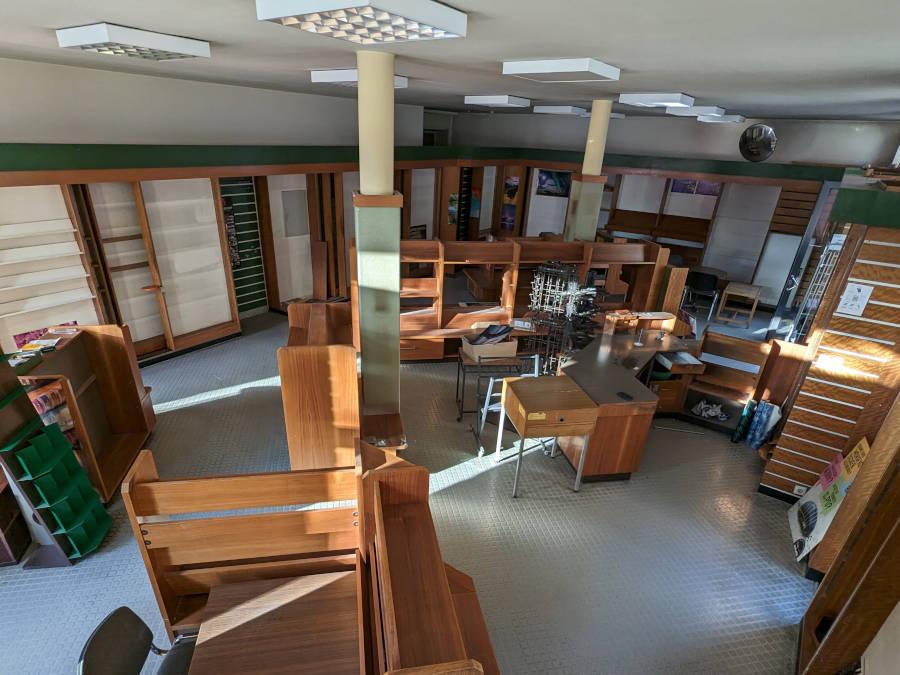 betriebsauflösung Alzey vorher: Vor der Entrümpelung ist ein vollgestelltes Ladenlokal zu sehen.