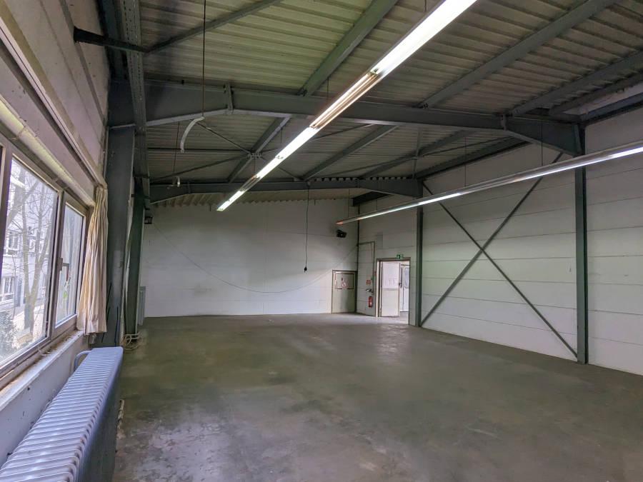 Betriebsauflösung in Bingen nachher: Es ist eine leere Lagerhalle zu sehen.