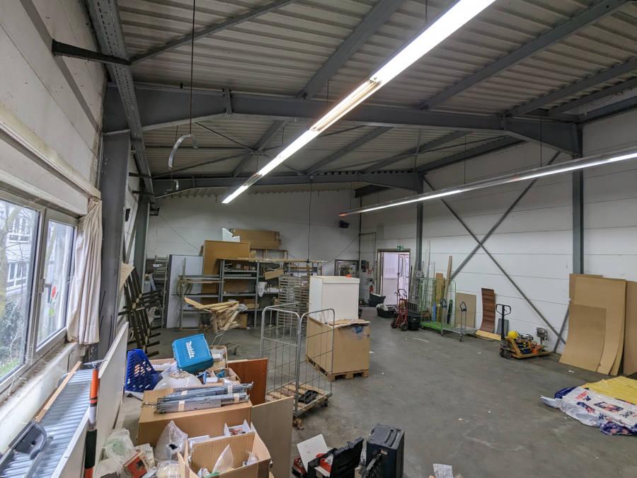 Betriebsauflösung in Bingen vorher: Es ist eine vollgestellte Lagerhalle zu sehen.