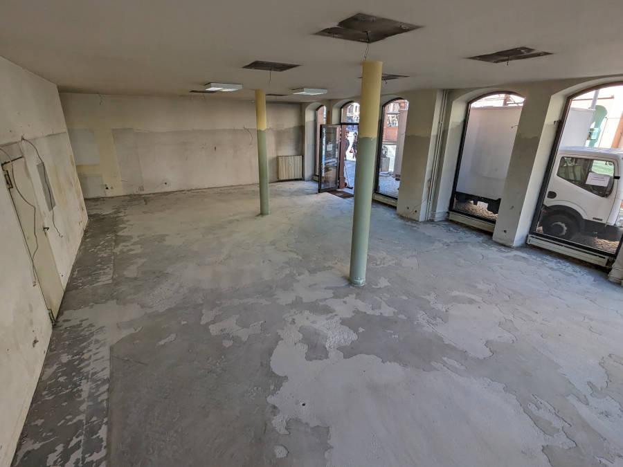 Betriebsauflösung in Ingelheim vom Profi: Es ist eine leere Bücherei zu sehen.