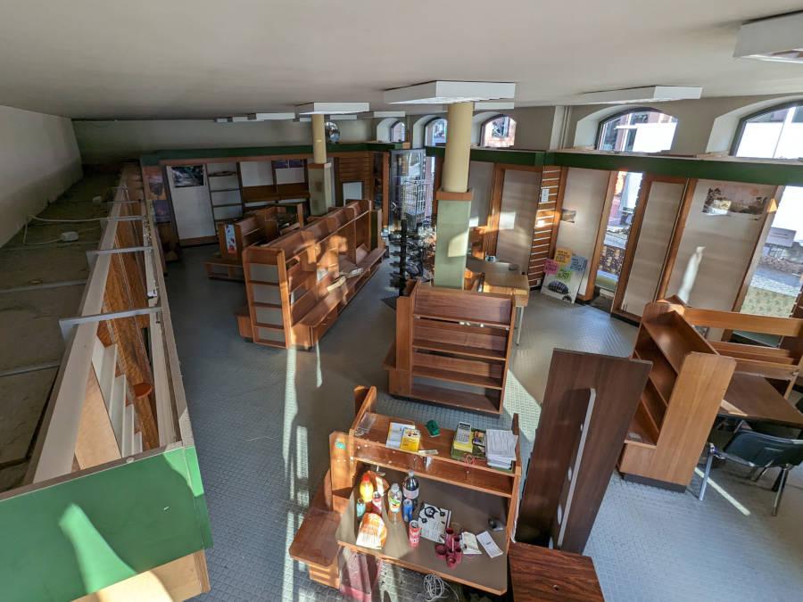 Betriebsauflösung in Ingelheim vom Profi: Es ist eine Bücherei zu sehen.