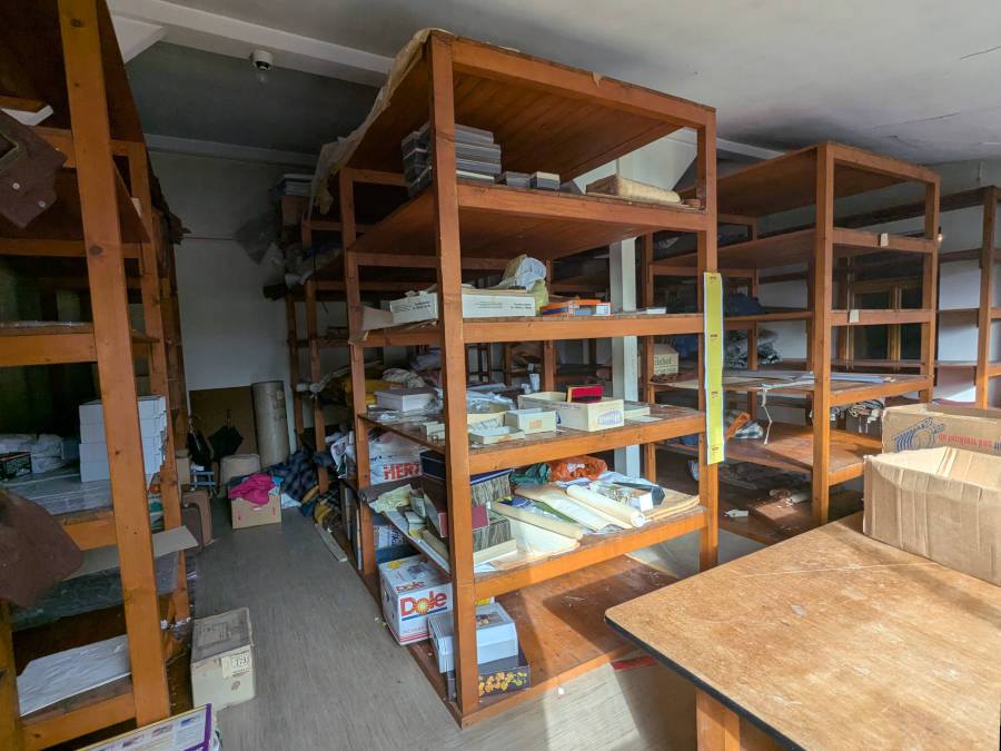 Betriebsauflösung und Entrümpelung in Offenbach vorher: Es ist ein alter Sattlerbetrieb zu sehen.