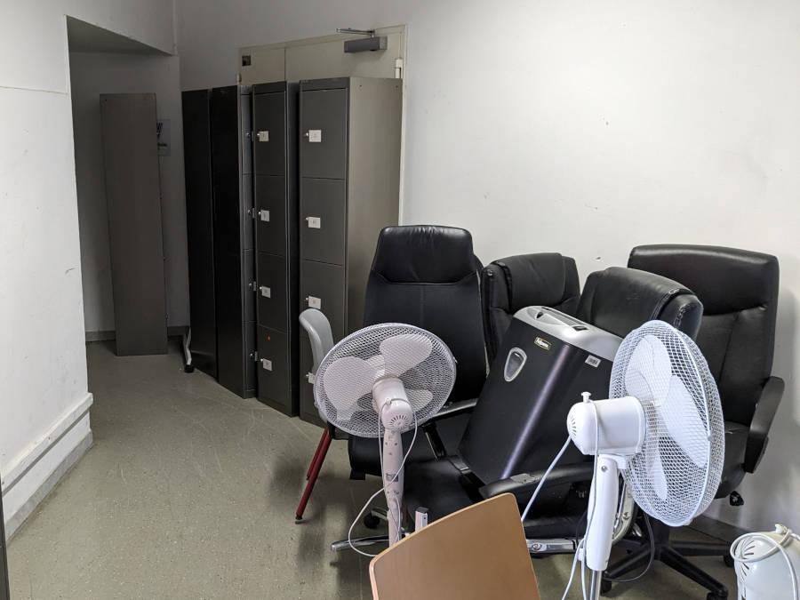 Betriebsaufloesung in Rüsselsheim vorher: Es ist ein Raum mit Büromöbeln zu sehen.