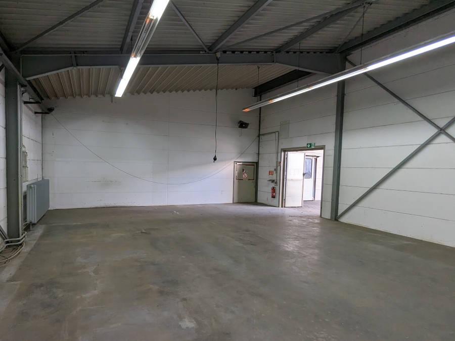 Betriebsauflösung in Rüsselsheim vorher: Es ist eine leere Lagerhalle zu sehen.