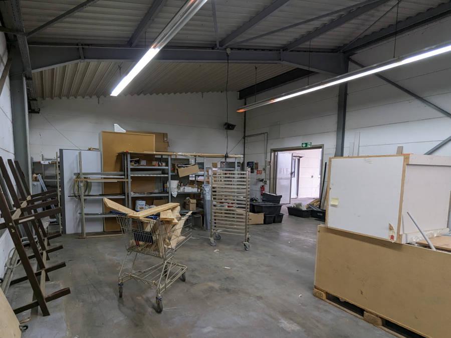 Betriebsauflösung in Rüsselsheim vorher: Es ist ein zugestelltes Lager zu sehen.