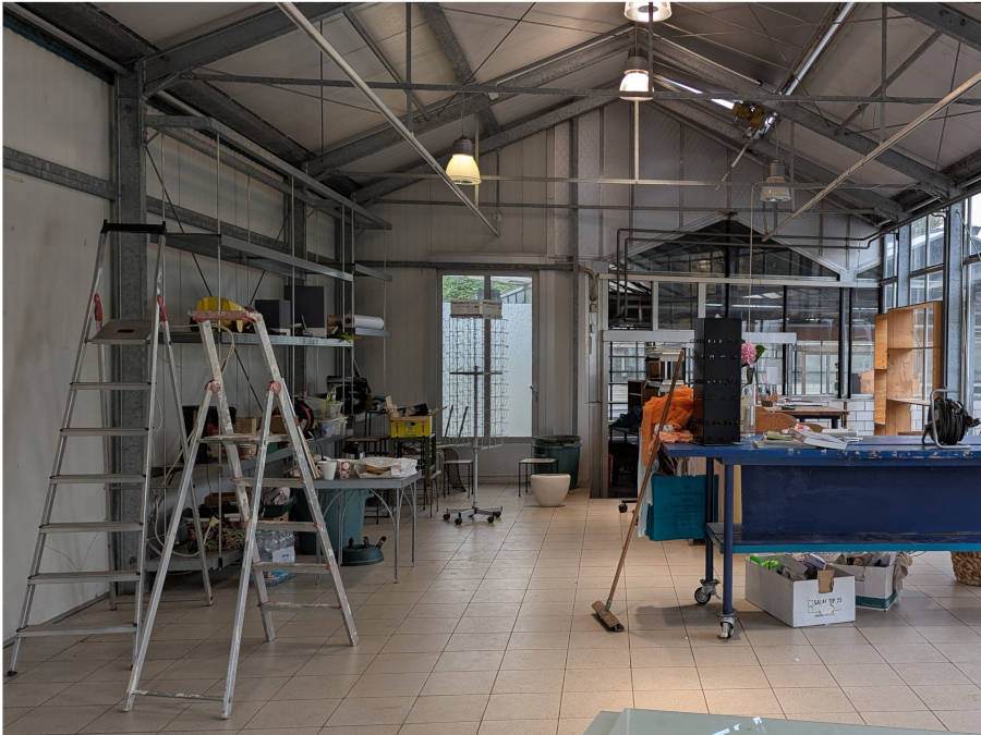 Betriebsauflösung in Worms vorher: Es ist ein Geschäft mit sperrigen Gegenständen zu sehen.