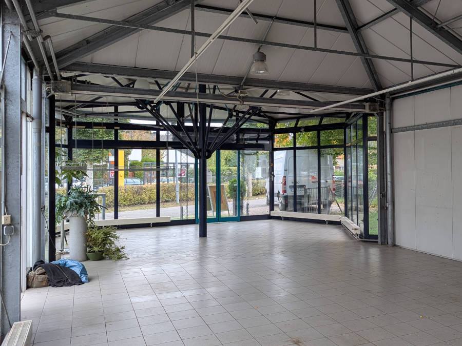 betriebsauflösung in Wiesbaden: Eine leere Lagerhalle ist zu sehen.